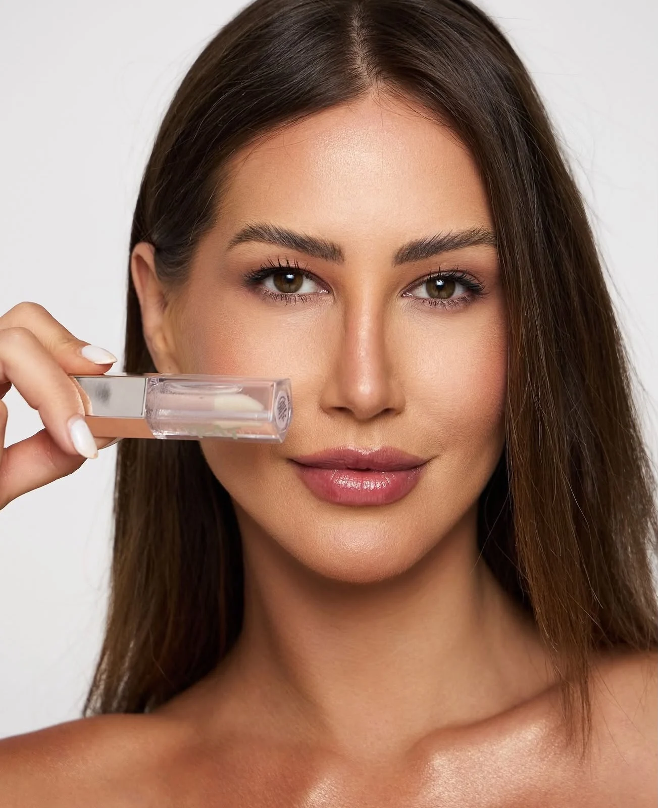 Retrato de beleza de Giovanna com um gloss labial