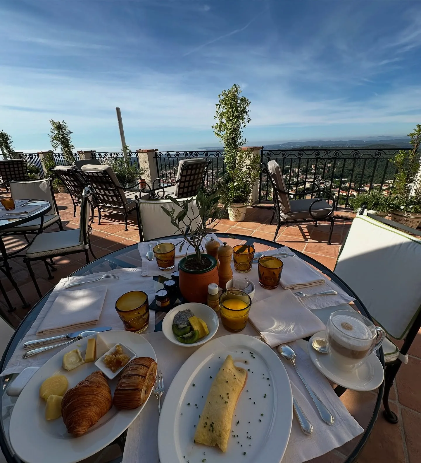 Café da manhã no terraço do Château Saint-Martin & Spa