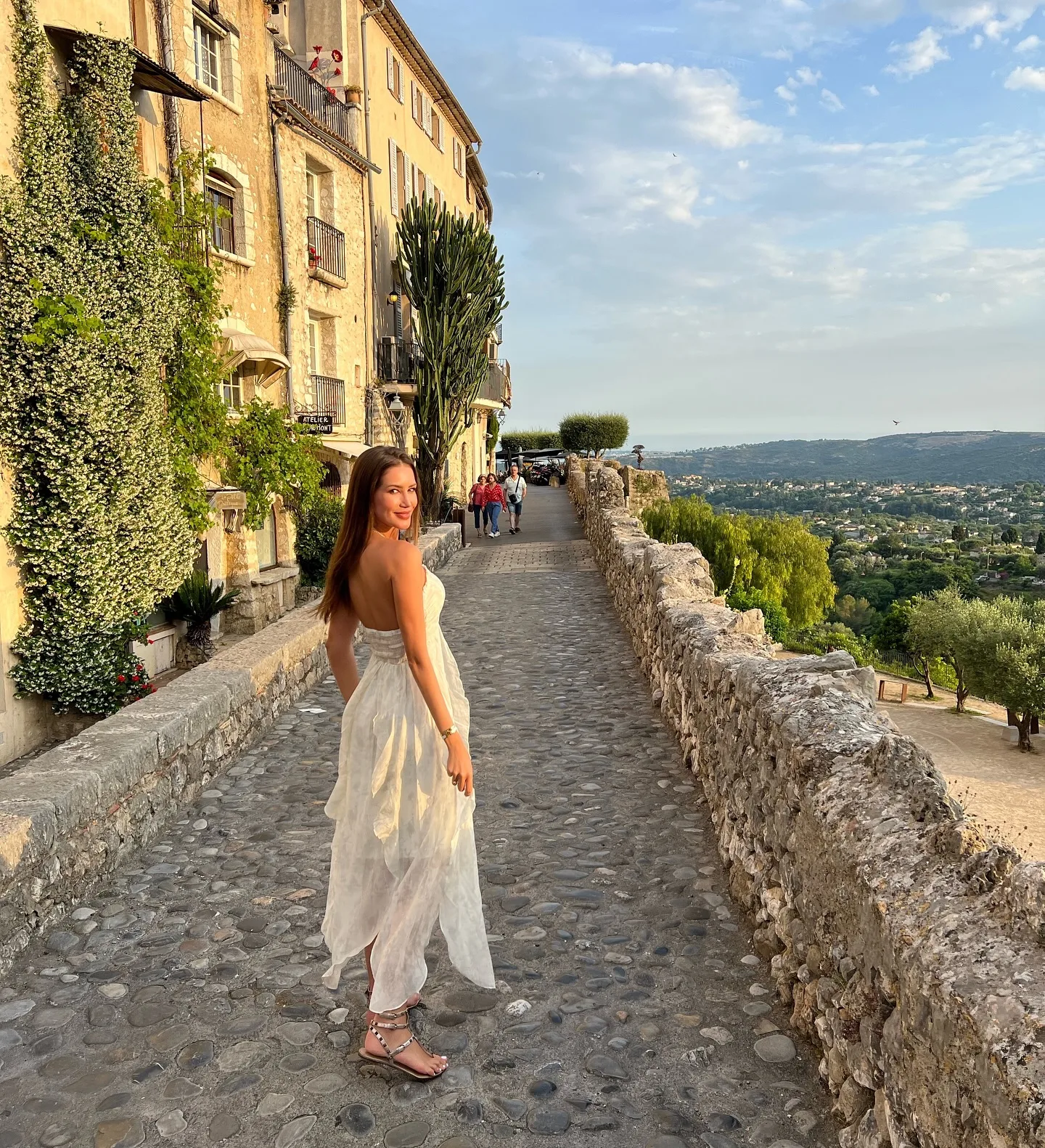 Giovanna de vestido branco na muralha de Vence, Château Saint-Martin & Spa