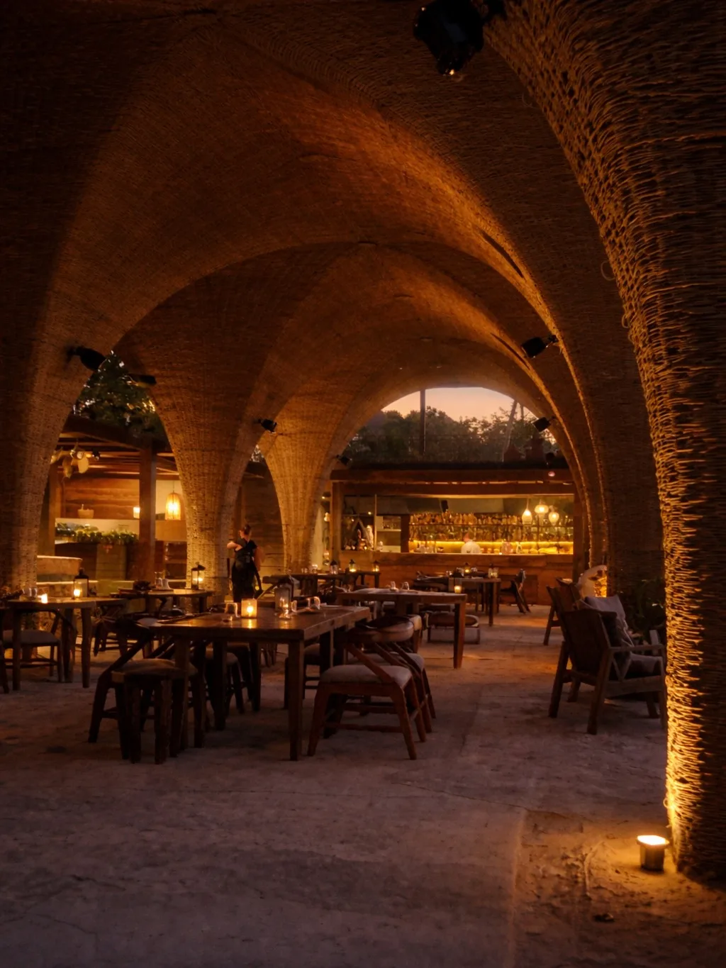Arcos do restaurante do Nômade Holbox ao entardecer