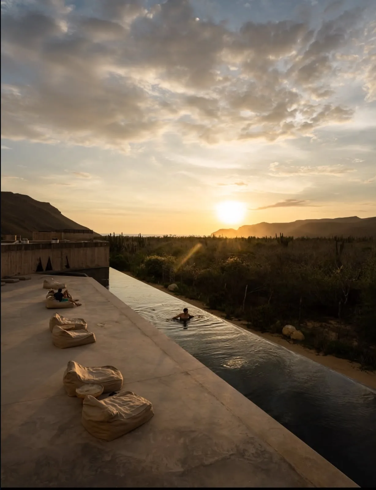 Piscina do Paradero Todos Santos ao pôr do sol