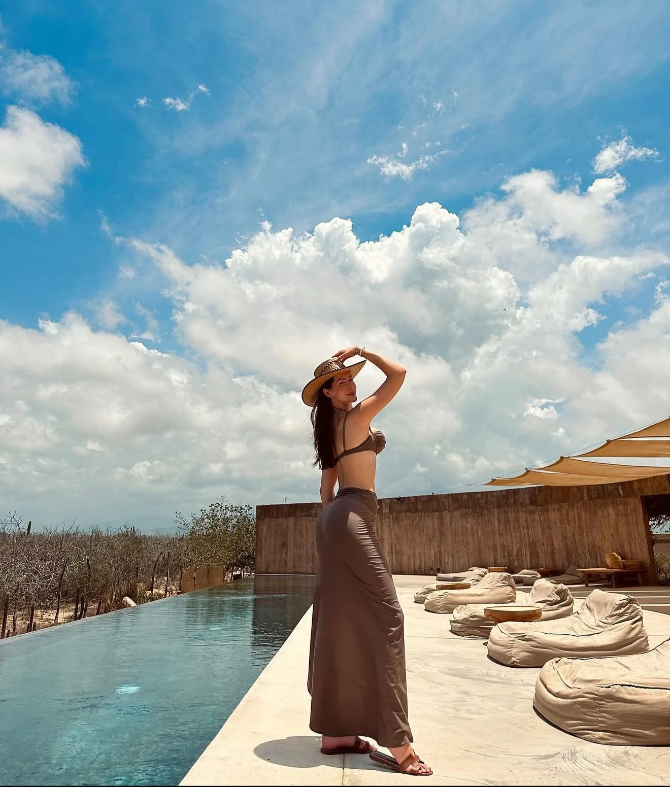 Giovanna de chapéu à beira da piscina do Paradero Todos Santos