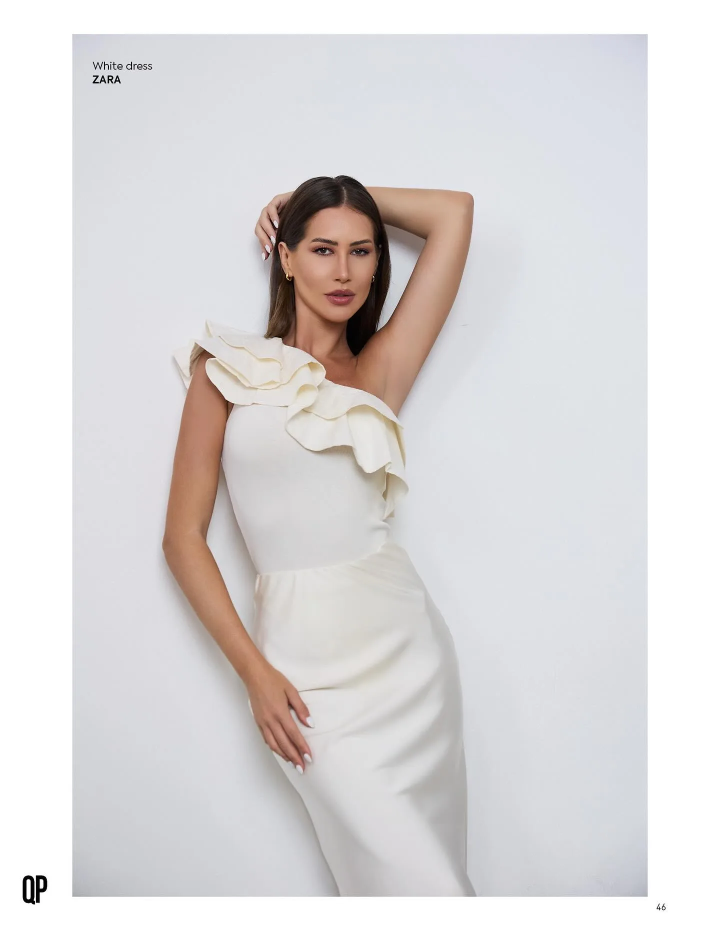 Giovanna de vestido off-white no editorial da QP Magazine
