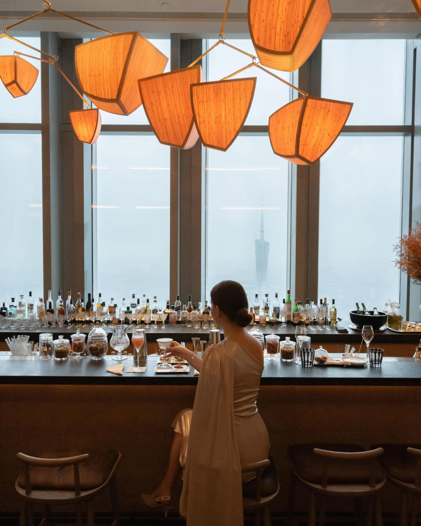Restaurante do Rosewood Guangzhou com a Canton Tower na janela